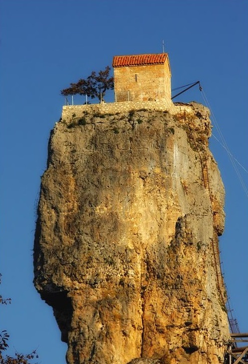 7 Gereja Nggak Biasa